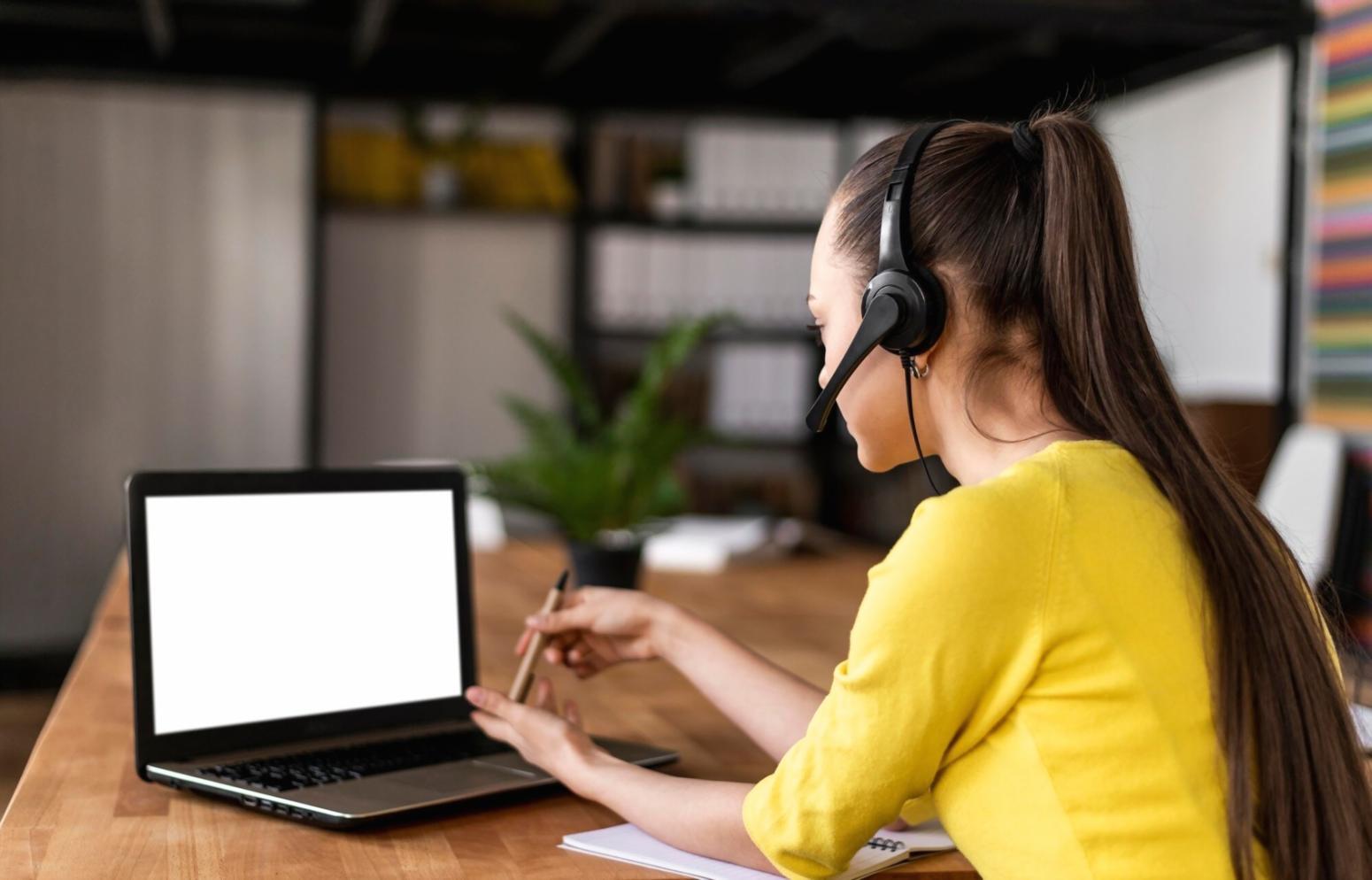 Sesión de formación financiera práctica con instructor experto